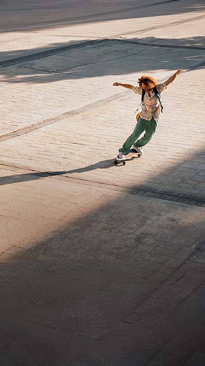 Ein junger Mann fährt Skateboard.