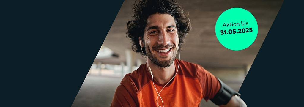 Ein sportlicher junger Mann mit orangefarbenem Laufshirt und Kopfhörern lächelt fröhlich. Auf einem grünen Störer rechts neben ihm steht "Aktion bis 31.05.2025".