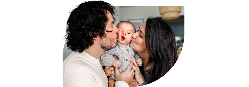 Eltern küssen ihr Baby und eröffnen ihr comdirect JuniorDepot Konto