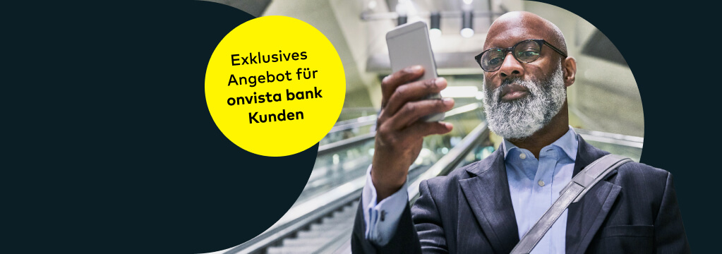 Ein bärtiger Mann mit Anzug und Brille fährt eine Rolltreppe hinunter und schaut dabei auf sein Smartphone. Auf einem gelben Störer links neben ihm steht "Exklusives Angebot für onvista bank Kunden".