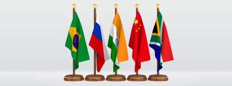 Die Fahnen von Brasilien, Russland, Indien, China und Südafrika sind zu sehen.