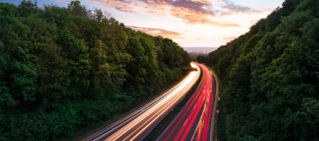 Jahresendrallye - Verkehr auf der Autobahn während der Dämmerung.