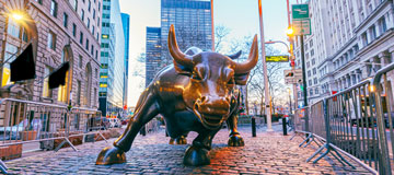 Die Bronzestatue Charging Bull (Angreifender Bulle) steht auf einem gepflasterten Platz in Manhattan.