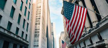 In der Wall Street wehen sehr viele US-Fahnen an den Gebäuden.